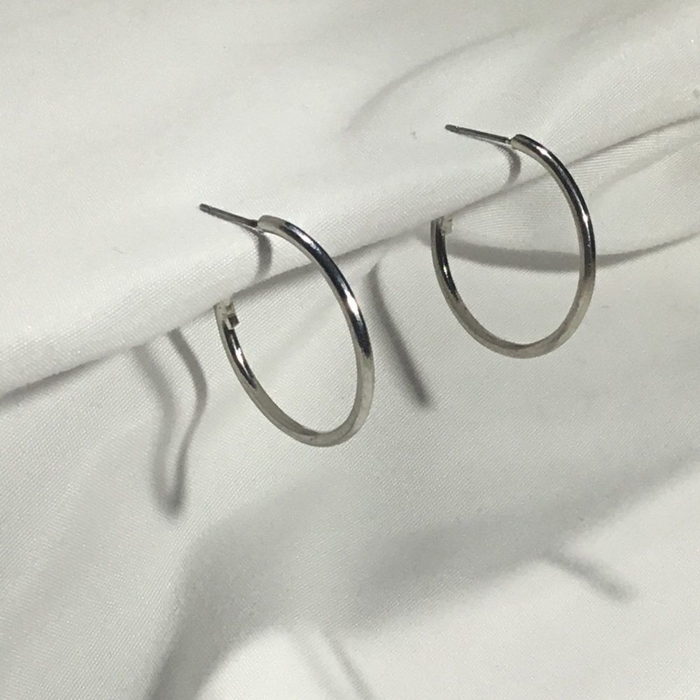 Medium Sizedsilver Tone Hoops(Uc3)